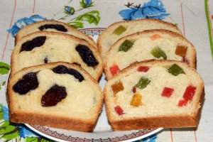 Cozonac cu prune uscate