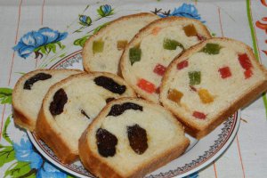 Cozonac cu prune uscate