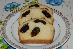 Cozonac cu prune uscate