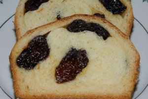 Cozonac cu prune uscate