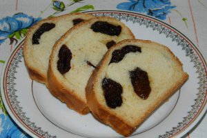 Cozonac cu prune uscate