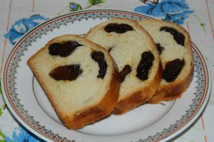 Cozonac cu prune uscate