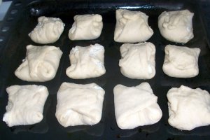 Branzoaice cu branza de capra si stafide