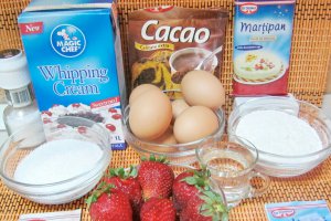 Tort alb-negru cu crema de martipan, capsuni si frisca