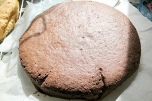 Tort alb-negru cu crema de martipan, capsuni si frisca