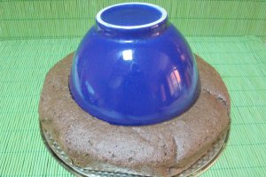 Tort alb-negru cu crema de martipan, capsuni si frisca