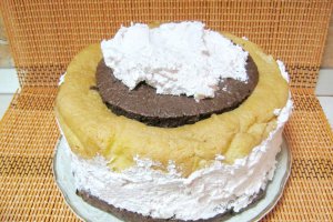 Tort alb-negru cu crema de martipan, capsuni si frisca