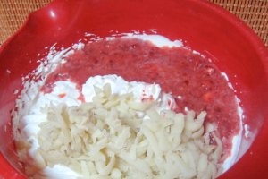 Tort alb-negru cu crema de martipan, capsuni si frisca