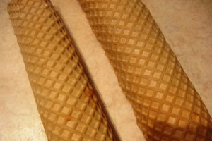 Rulada de biscuiti in foi de napolitana