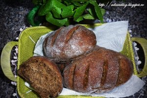 Black panini cu ciuperci si verdeturi uscate