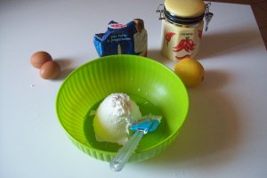 Briose cu ricotta si glazura de ciocolata