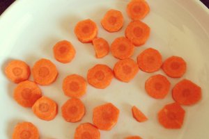 Costiţe de miel la cuptor cu vin roşu şi mentă