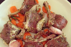 Costiţe de miel la cuptor cu vin roşu şi mentă