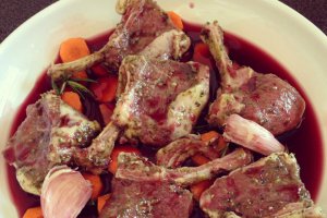 Costiţe de miel la cuptor cu vin roşu şi mentă