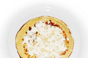Clatite cu miez de lapte si dulceata de afine