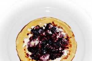 Clatite cu miez de lapte si dulceata de afine