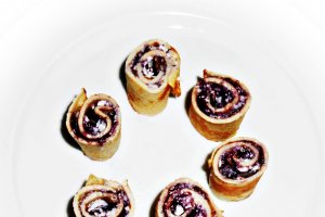 Clatite cu miez de lapte si dulceata de afine