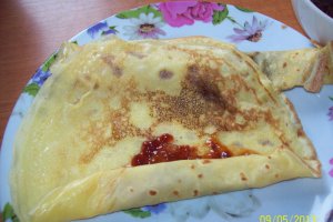 Clatite cu dulceata de caise