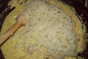 Spaghete cu branza, sos de smantana si kaiser