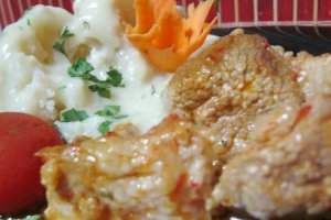 Tocanita de porc cu conopida si sos de marar