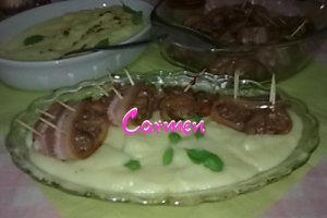 Ficatei de pasare inveliti in bacon cu piure.