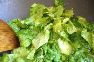 Ciorba de salata cu taitei de casa si smantana