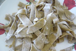 Ciorba de salata cu taitei de casa si smantana