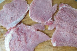 Cotlet marinat la gratar si garnitura de cartofi cu malai