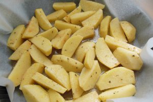 Cotlet marinat la gratar si garnitura de cartofi cu malai