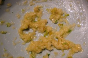 Salata de cartofi cu sos de iaurt si miez de lapte 