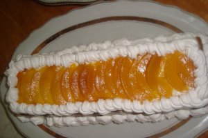 Prajitura cu iaurt de piersici si frisca