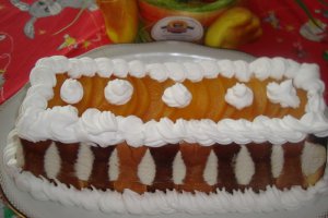 Prajitura cu iaurt de piersici si frisca