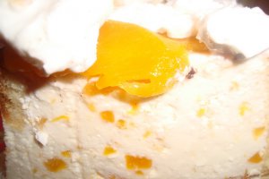 Prajitura cu iaurt de piersici si frisca
