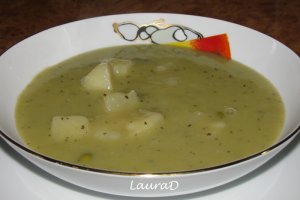 Supa de mazare si cartofi cu busuioc