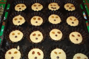 Fursecuri vesele cu nuca,stafide si pepite de ciocolata