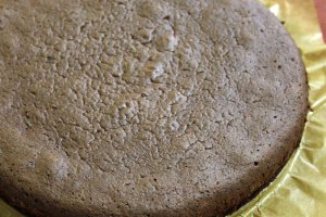 Tort cu mousse de capsuni si caramel