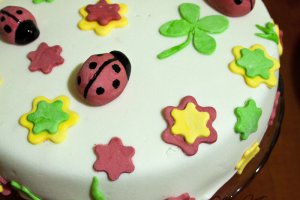 Tort cu mousse de capsuni si caramel