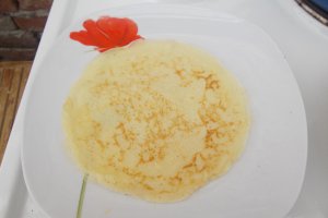 Clatite cu branza dulce, stafide si smantana la cuptor
