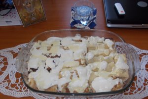 Clatite cu branza dulce, stafide si smantana la cuptor