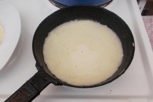 Clatite cu branza dulce, stafide si smantana la cuptor