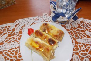 Clatite cu branza dulce, stafide si smantana la cuptor