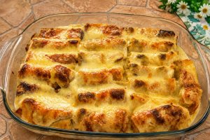 Clatite cu branza dulce, stafide si smantana la cuptor