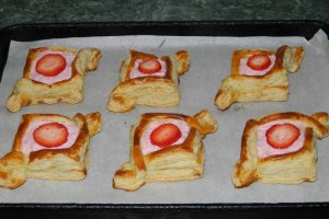 Cosulete cu crema de capsuni si Miez de lapte