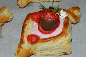 Cosulete cu crema de capsuni si Miez de lapte