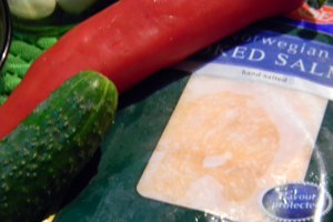 Salata cu ,,Miez de lapte '',somon si oua de prepelita