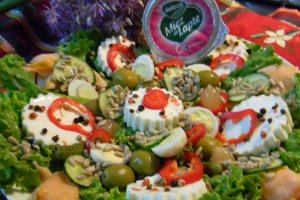 Salata cu ,,Miez de lapte '',somon si oua de prepelita