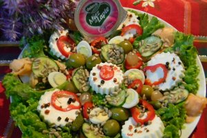 Salata cu ,,Miez de lapte '',somon si oua de prepelita