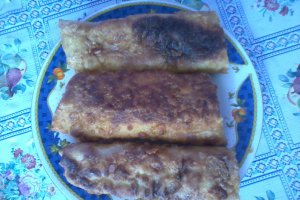 Clatite umplute cu carnaciori si cascaval