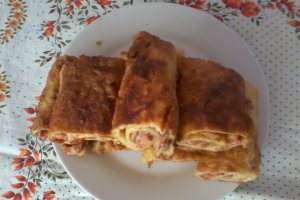 Clatite umplute cu carnaciori si cascaval