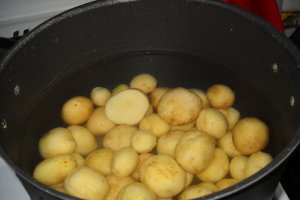 Cartofi noi la ceaun